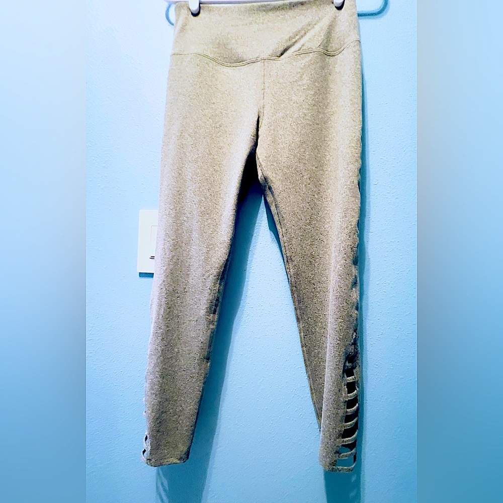LIKE BRAND NEW Size Medium Leggings
